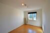 Sanierungsbedürftige 2-Zimmer-Wohnung mit Balkon - Schlafzimmer