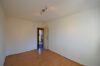 Sanierungsbedürftige 2-Zimmer-Wohnung mit Balkon - Schlafzimmer