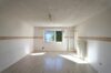 Sanierungsbedürftige 2-Zimmer-Wohnung mit Balkon - Wohnzimmer
