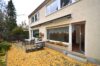 „Zwei Haushälften – eine Immobilie: Ideales Zuhause für Familien - Terrasse